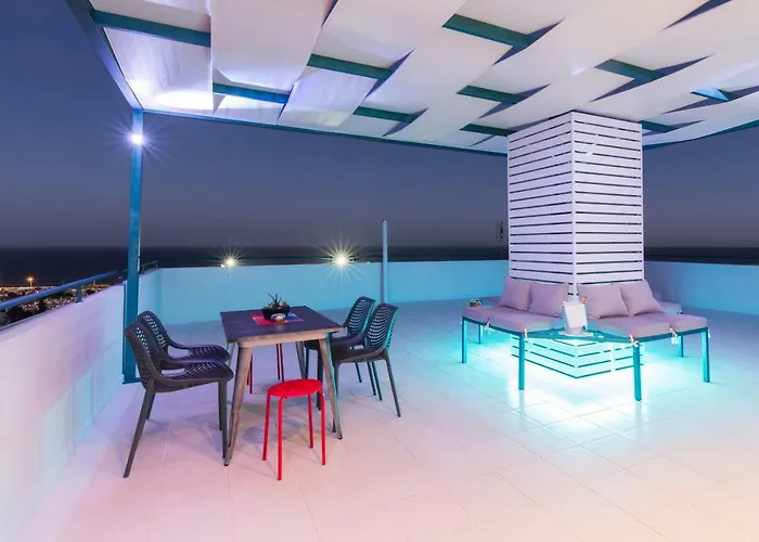 Apartman Groovy & Cozy With Private Seaview Rooftop Terrace *